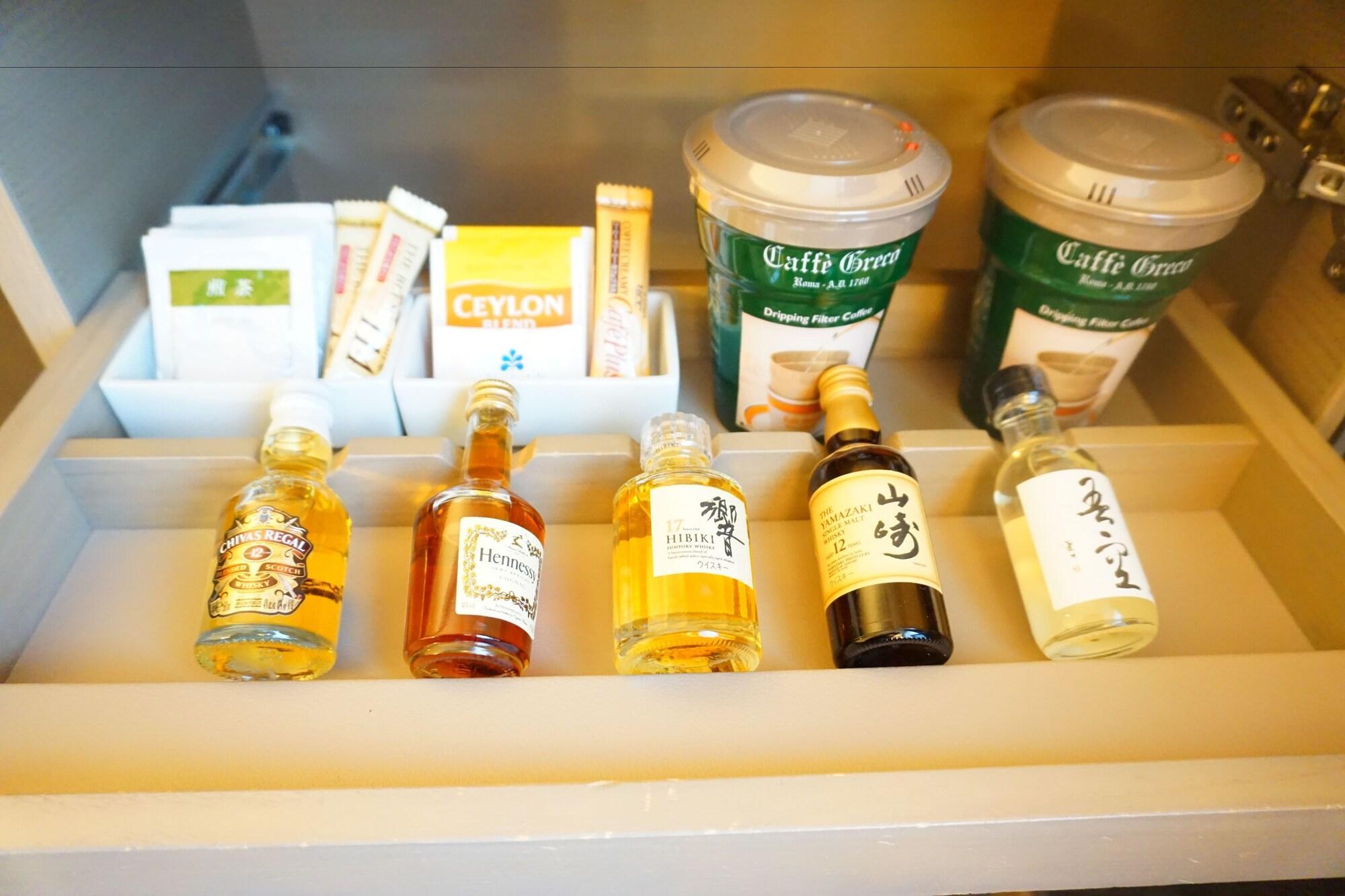 Hotel Nikko Fukuoka Fukuoka  Kültér fotó A selection of Japanese alcoholic drinks